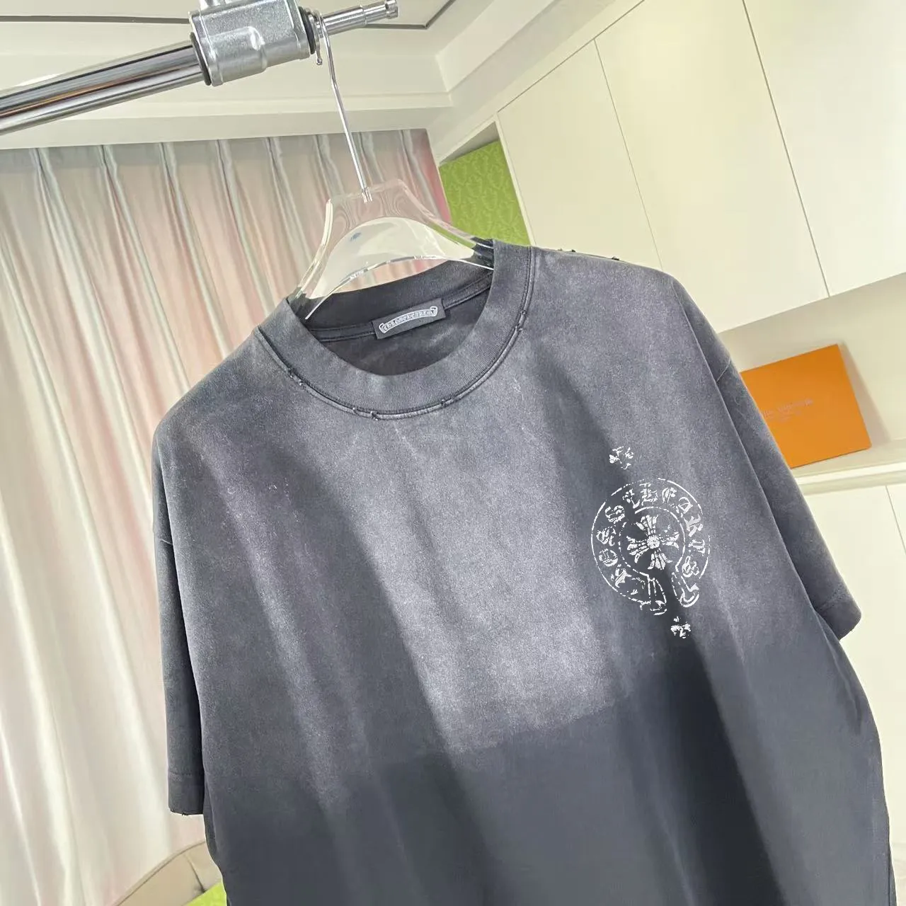 🅿️190 ch Crow* 2025 summer new style, washed, distressed, spray-painted, Sanskrit cross print, short-sleeved T-shirt, customized fabric 320g, same style for men and women, size: S M L XL XXL five sizes, color: black, gray, gradient black, gradient red